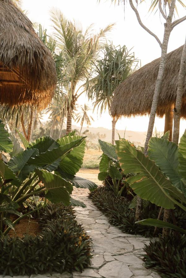 Sumba Beach House Вайкабубак Экстерьер фото